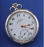 JUNGHANS HERRENTASCHENUHR, DEUTSCHLAND UM 1938, 900ER SILBER, RüCKS. RELIEFIERTE DARST. EINES WAPPENS M. EICHENLAUBDEKOR, CUV. M. ...