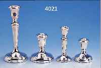 SET: 4 KERZENSTäNDER, 925ER SILBER, GEFüLLT, DEKOR IDENTISCH, H. 8 - 19 CM, 1 LEUCHTER MIN. VERBEULT