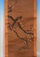 GOUACHEMALEREI, JAPAN, UM 1900, VöGEL IM GEäST, AUF PAPIER, MIT SEIDENBROKAT- EINFASSUNG, CA.- 125 X 56 CM, SEIDE LEICHT RISSIG