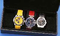 KONVOLUT: 3 ARMBANDCHRONOGRAPHEN IM UHRENKAS- TEN FüR 5 UHREN, ALLE QUARTZGEST. ANALOGAN- ZEIGE, LEDERB., UNGETR. LAGERW., 1X RIVADO, BEI ...