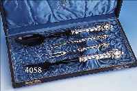 4-TEILIGES VORLEGEBESTECK, DEUTSCH W. BINDER SCHWäBISCH GMüND UM 1880/90, 800ER SILBER, GRIFFENDEN BEIDS. MIT VOLLPLAST. JüNGLINGS- BüSTE M. ...