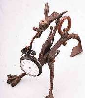 UHRENSTäNDER IN FORM EINES FILIGRANEN DRACHENS, WOHL BRONZEGUß PATINIERT, BEKRöNUNG FEH- LEND, H. CA. 13 CM, ANBEI TASCHENUHR IM ...