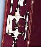 UHRMACHERWERKZEUG: ZAPFENROLLIERSTUHL, SPITZENPRODUKT UM 1935, MASSIV MESSING, ORIG.-ETUI, AUTOMATISCHE RüCKHOLUNG DURCH FEDER IM UNTEREN ...