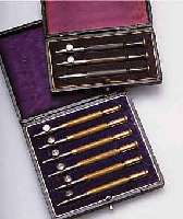 KONVOLUT UHRMACHERWERKZEUG: FASSUNGSÖFFNER, 1X 3 STÜCK, UM 1935, 1X 6 STÜCK UM 1950, ALLE IN ORIG.-ETUI, KOMPLETTE SÄTZE, DTSCH. FER- TIGUNG, ...