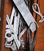 UHRMACHERWERKZEUG: MESSLEHREN, WINKELSTELLERBOHRLEHREN, REISSZIRKEL IM NEUTR. HOLZKASTEN, GEFERT. CA. 1900-1940, MEIST VERWENDB., TEILW.M. GERINGEM ...