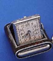 LEICHT-MAYER TASCHEN/REISEüHRCHEN, SCHWEIZ UM 1935, NICKEL, LEDERBEZ., AUFKLAPPB., KETTE SEK., 2-FARB. VERS. BLATT, RUNDANKERW., 15 ST., ...