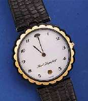 KARL LAGERFELD HERRENARMBANDUHR, SCHWEIZ UM 1994, METALLGEH. GESCHW., LüNETTE HARTVERG., BOMB. SAPHIRGL., EDELST.-BODEN GEDR., LEDERB. M. ...