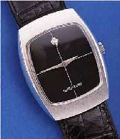 WITTNAUER HERRENARMBANDUHR, SCHWEIZ UM 1968, METALL VERCHR., TONNENFORM, EDELST.-BODEN GEDR., BLATT BEI 12 IN WG GEF. DIAMANT, RUND- ANKERW., ...