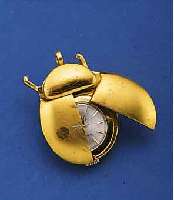 ANHäNGEUHR IN FORM EINES MARIENKäFERS, FLüGEL ZUR ZEITABNAHME AUFKLAPPBAR, BEZ. MINA DELUXE, SCHWEIZER STIFTENANKERW. M. IN- DIR. ...