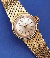OMEGA DAMENGOLDBANDUHR, SCHWEIZ UM 1967, GG 585/000 INCL. GG-BAND, SAPHIRGL. M. SCHMUCKSCHL., BODEN GEDR., VERS. BLATT, AUF- GEL. ...