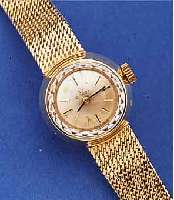 OMEGA DAMENGOLDBANDUHR, SCHWEIZ UM 1967, GG 585/000 INCL. FLECHTBAND, SAPHIRGL. M. SCHMUCKSCHL., BODEN GEDR., VERS. BLATT, ALTERSBED. ...
