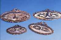 4 SILBERVOTIVGABEN: AUGENPAARE, SILBERBLECHGEPRäGT, BREITE CA. 8.6 - 13.8 CM