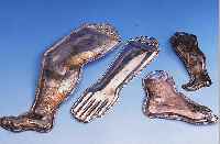 4 SILBERVOTIVGABEN: 3 FüßE UND 1 HAND, SILBERBLECH GEPRäGT, H. CA. 11 - 28 CM, FüßE VERDELLT