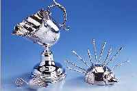 KONVOLUT ZUCKERBEHäLTER MIT SCHAUFEL UND COCKTAILSPIEßE MIT HALTERUNG, 900ER SILBER, ZUCKERBEHäLTER AUF FUß MIT SCHAUFEL TOTAL CA. 210 G, ...