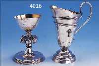 MEßKELCH UND KRUG, UM 1900, FüR EUCHARISTIE, KRUG METALL VERSILBERT, INNENVERGOLDUNG, KELCH: KUPPA UND NODUS SILBER, Z.T. GRAVIERT, FUß ...