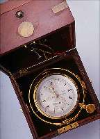 KARL URBAN MARINECHRONOMETER, ÖSTERREICH UM 1902, MAHAGONIHOLZKASTEN, 3-TEIL. VERGL., MESSINGMONTUREN, KESSEL KARDANISCH AUFGEH., VERS. ...