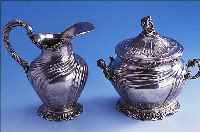 SET: SAHNEGIEßER UND ZUCKERDOSE, DEUTSCH, WOHL BERLIN, BEZ. SCHUMACHER, 800ER SILBER UM 1905/10, SCHöNE SCHWERE QUALITäT, FEINER GUß, ...