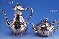 TEEKANNE, JAPAN FüR DEN EUROP. MARKT UM 1900, SILBER GEPRüFT, SEHR SCHöNES DEKOR MIT UMLAUFENDEN KIRSCHBLüTEN, PLASTISCH AUFGELEGT,KL. ...