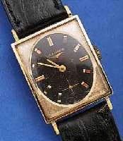 LONGINES HERRENARMBANDUHR, SCHWEIZ/USA UM 1965, GG-FILLED, RECT.-FORM, BODEN GEDR., BLATT ALTERSBED. FL., AUFGES. GOLD-STD.-ZEI- CHEN, ...