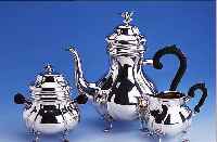KAFFEEKANNE, SAHNEGIEßER UND ZUCKERDOSE, 830ER SILBER, KOPENHAGEN 1936/37, BAROCKSTIL, GEBAUCHT, RELIEF., REINE TREIBARBEIT, GRIFFE MIT ...