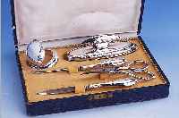NAGELSET, KOPENHAGEN 40ER J., 830/900ER SILBER, IM ORIG.ETUI: SCHERE, FEILE, NAGELHAUTMESSER,POLIERER UND DöSCHEN, HAMMERSCHLAGVER- ZIERUNG MIT ...
