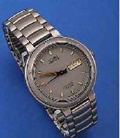 CITIZEN HERRENARMBANDUHR AUTOMATIK TITANIUM, JAPAN UM 1990, TITANGEH., BEIDS. SAPHIRVER- GL., TITANBAND, SCHUTZHüLLE, SERIE WR 100, KAL. 8200A, ...