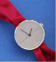 PIERRE CARDIN DAMENARMBANDUHR, SCHWEIZ/ FRANKREICH UM 1972, METALL VERCHR., TEXTIL- SCHMETTERLINGSBAND AUS SEIDE, HANDAUFZUG, ETUI, EZ 1
