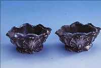 PAAR SALZSCHäLCHEN, MONOGR., EMILE PUIFORCAT, 950ER SILBER, FRANKREICH UM 1900, JUGEND- STIL, ABSTR. SEEROSENBLäTTER ZUR SCHALE GEFORMT, ...