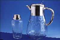 SAFTKRUG UND COCKTAILSHAKER VON WMF, METALL VERSILBERT, KRUG (KALTE ENTE) KORPUS KRISTALLGLAS GESCHLIFFEN, CA. 50/60ER JAHRE, ABSTR. ...