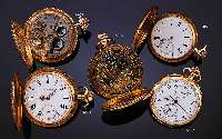 GEBRÜDER LOESCH HERRENTASCHENUHR, DEUTSCH- LAND/SCHWEIZ UM 1912, ROSE-G. 585/000, TIEFE BLüTENGRAV., JUGENDSTIL, MONOGR.-SPIEGEL FREI,EMAILBL. ...