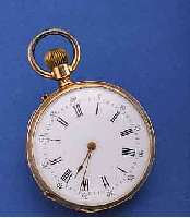 DAMENTASCHENUHR, SCHWEIZ UM 1890, ROSE-G. 585/000, BODEN SYM. GUILL., MONOGR.-SPIEGEL FREI, EMAILBL. FEIN HAARR. BEI 12, METALLCUV. VERG., VERG. ...