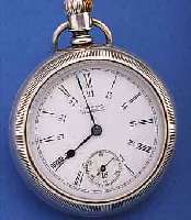 WALTHAM HERRENTASCHENUHR, USA UM 1875, MüNZSILBERGEH., BODEN U. GLASR. GESCHR., EMAILBL. L. BESCH., SIGN., AUF RüCKS. VERG. DARST. ...