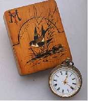 TASCHENUHR IM HOLZETUI, ETUI FRANKREICH UM 1870, BEMALT, DARST. EINER SCHWALBE U. VER- SCHL. MONOGR. MT, SCHWEIZER TASCHENUHR, ...