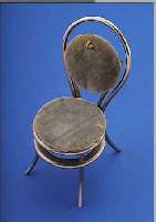 TASCHENUHRSTäNDER IN FORM EINES STUHLES, METALL VERCHR., DTSCH. UM 1920, H. CA. 14 CM, GEEIGNET FüR TASCHENUHR-D. CA. 48 MM, VERWEND-B.