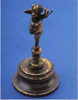 TASCHENUHRSTäNDER, MESSING, PUTTENDARST., DTSCH. UM 1885, VOLLPLASTISCH, H. CA. 11 CM, GEEIGNET FüR TASCHENUHR-D. CA. 51 MM