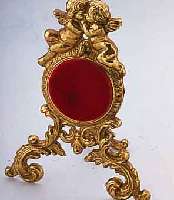 TASCHENUHRSTäNDER, FRANKREICH UM 1870, MESSINGGUß, DARST. ZWEIER SICH KüSSENDER PUTTEN, SAMTUNTERL., HALBPLAST. DARST., VER- WENDB., ...