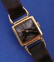 LONGINES HERRENARMBANDUHR, SCHWEIZ/USA UM 1939, GG-FILLED, CARREE-FORM M. BEWEGL. BAND- ANST., BER., BODEN GEDR., IN SICH L. GEW., ORIG.-BLATT, ...