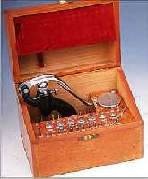 UHRMACHERWERKZEUG: STEIN U. MESSINGFUTTER- EINPREßMASCHINE, LA FAVOURITE, SCHWEIZ UM 1950, VERWENDB. FüR TASCHEN- U. ARMBANDUHREN, EINSäTZE ...