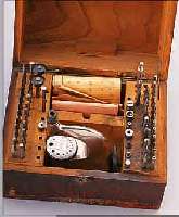 UHRMACHERWERKZEUG: TRIEBNIETMASCHINE BOLEY, NUTZSP., UM 1950, PUNZEN MEIST VERWENDB., AUS WERKSTATTAUFL.