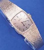 OMEGA DAMENGOLDBANDUHR, SCHWEIZ UM 1970, WG 750/000, BOMB. MINERALGL., BODEN GEDR., SERIE DE VILLE, BLATT ZUM RAND ZU L. FL., FORMANKERW., ...