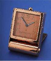 LE COULTRE REISEWECKER, METALL, AUFSTELLB., VERG., KUPFERFARB. BLATT, 2-TAGEWERK, SCHWEIZ UM 1940, AUFZUG U. ZEIGERST. RüCKS., MAßE GE- SCHL. CA. ...