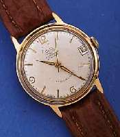 GUB HERRENARMBANDUHR AUTOMATIK, DEUTSCHLAND UM 1963, METALL ROTVERG., BER., EDELST.-BODEN GEDR., ORIG.-BLATT ALTERSBED. L. FL., DATUM WEIT AUßEN ...
