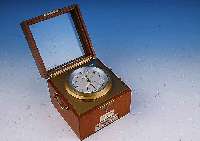 GLASHÜTTE MARINEQUARTZCHRONOMETER, NR. 2488, DEUTSCHLAND UM 1975, 2-TEIL. EDEL- HOLZKASTEN, PRÄZISIONSINSTR. M. GÜTEKLASSE- BEZ., TYP ...