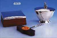 DOSE UND KORKENZIEHER, DEUTSCH, CA. 30-50ERJAHRE, DOSE AUS NUßHOLZ, NACH UNTEN LEICHT AUSGESTELLT, 925ER SILBERDECKEL LEICHT GEWöLBT, ...