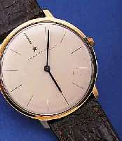 JUNGHANS HERRENARMBANDUHR DESIGNERMODELL, UM 1970, GG 585/000, GEH-NR. 4615, BODEN GEDR.ORIG.-BLATT L. FL., KRONE ABGENUTZT, WERK VERG., KAL. ...