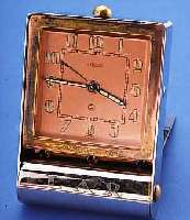 LE COULTRE REISEWECKER MIT 2-TAGEWERK, SCHWEIZ UM 1940, METALL VERCHR., AUFKLAPPB., KUPFERFARB. BLATT, ORIG.-ZUST., REP.- U. NUTZ-SP., ...