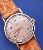 MOVADO HERRENARMBANDUHR, SCHWEIZ UM 1948, EDELST., BODEN GESCHR., MASSIV RG-LüNETTE U. RG-SCHULTERN, BLATT PERF. REST., GEH-NR. 7838,15 ST., ...