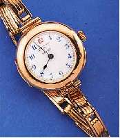ROLEX DAMENARMBANDUHR, SCHWEIZ/ENGLAND UM 1925, ROSE-G. 375/000-GEH., SCHANIERBODEN U. -GLASR., NUTZSP., PERF. EMAILBL., ZEITIDENT. ...