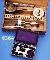 UHRMACHERWERKZEUG: 1X ZAPFENEINBOHRMASCHIN- CHEN, UNVERZICHTB. WERKZEUG FÜR REPARATEURE, ARMBAND- U. TASCHENUHRBER., VERWENDB., ORIG.- KASTEN UM ...