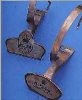 KONVOLUT: 2 ROLEX DEKORATIONSUHRENSTäNDER, UM 1980, METALL, DESIGNERSTEMPEL, ROLEX LOGO MIT GRüNEM HARTLACK VERSIEGELT, ALTERSBED. ...